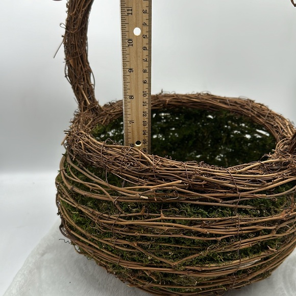 Grapevine and Green Sheet Moss Basket Wired with Brown Floral wire - Picture 4 of 9